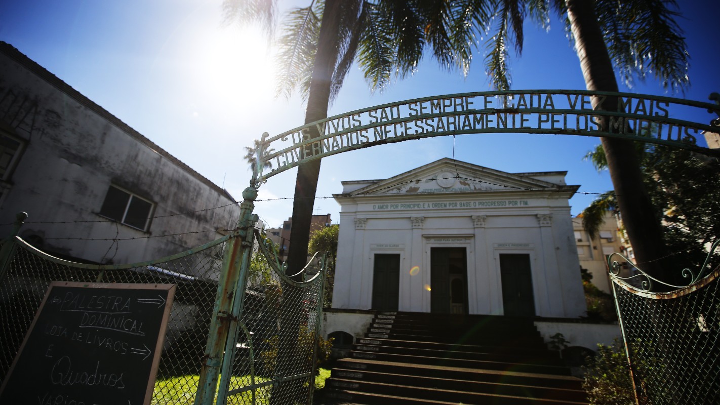 Positivismo, que estampa a bandeira do Brasil, tem único templo em atividade no mundo instalado no RS; entenda o que é