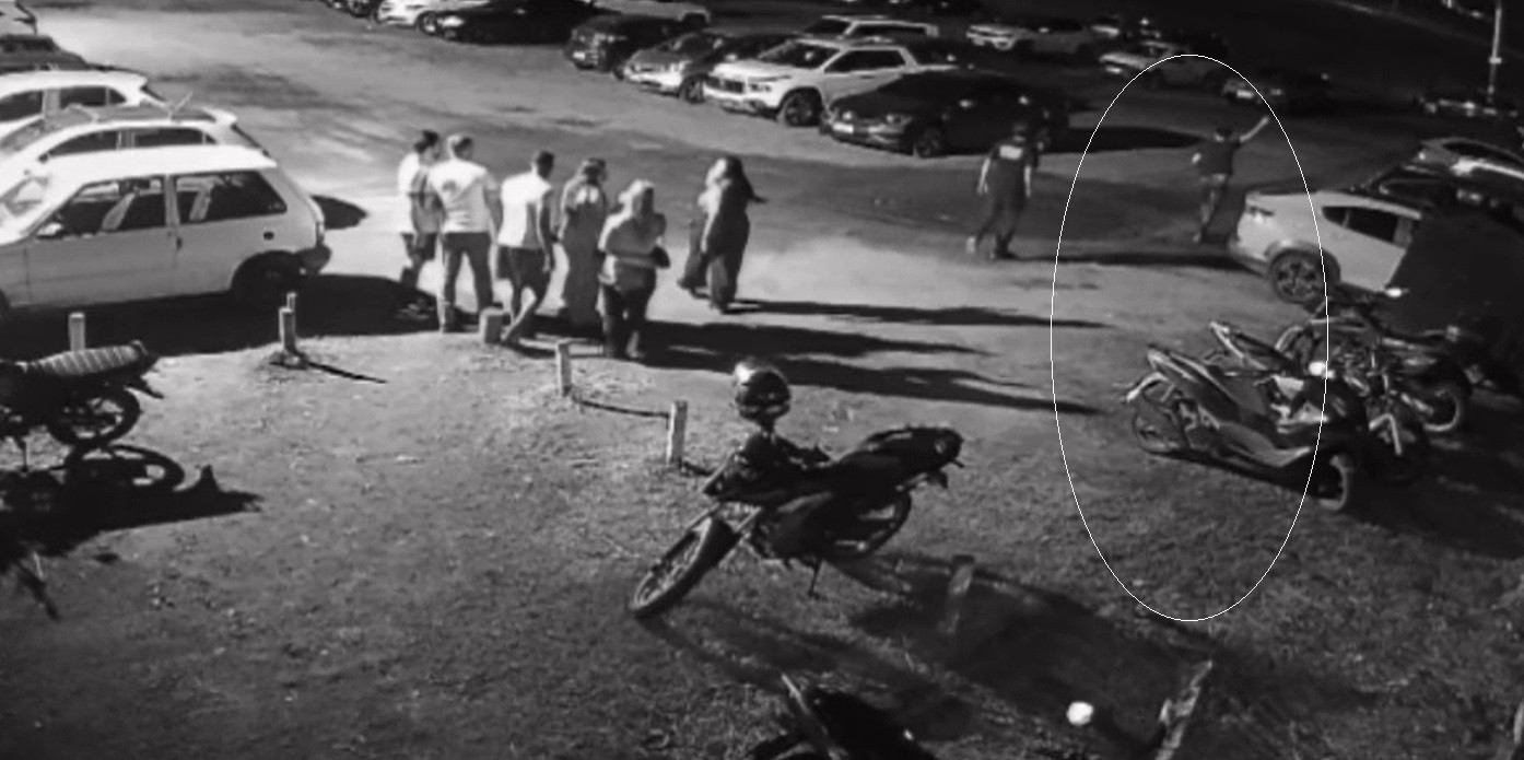 VÍDEO: homem é preso após fazer disparos de arma de fogo em rua de bares onde pessoas assistiam jogo da Copa em Piracicaba