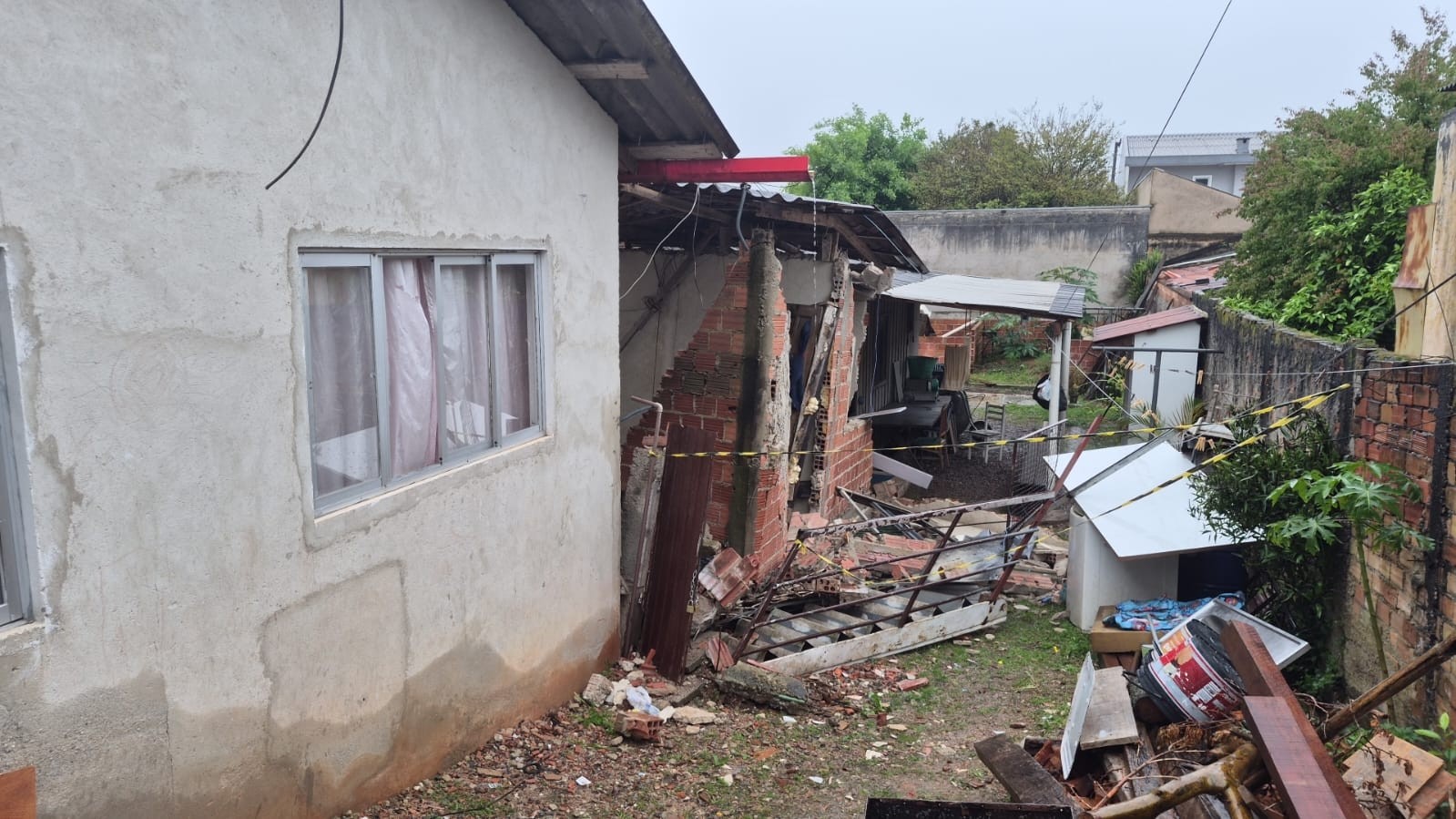 VÍDEO: Moradora escuta estralos e, tempo depois, casa desaba em Curitiba