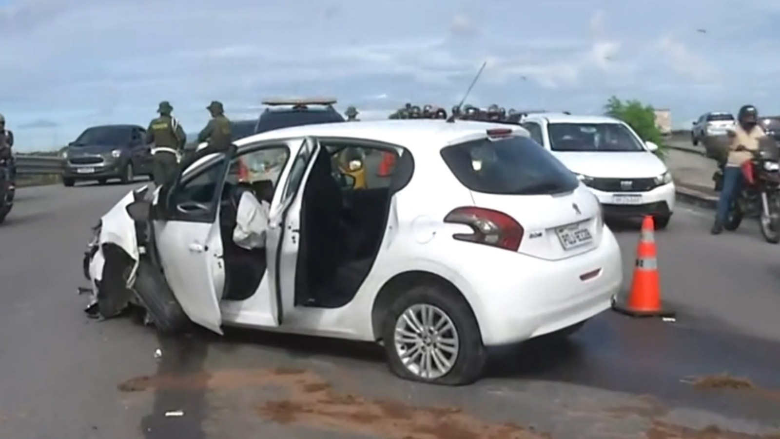 Acidente entre carro e ciclista congestiona trânsito na Avenida Alberto Craveiro