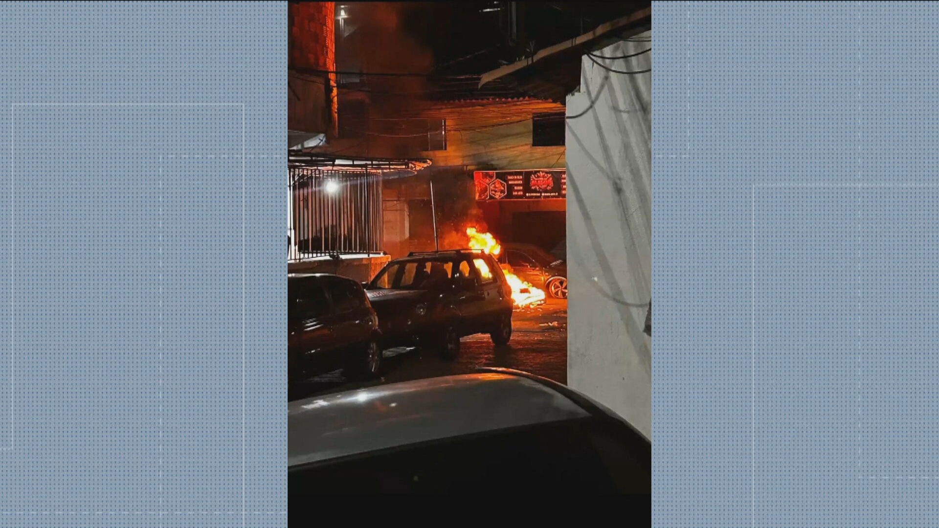 Criminosos fecham Avenida Ayrton Senna e Estrada de Curicica com ônibus e caminhão durante madrugada de tiroteios