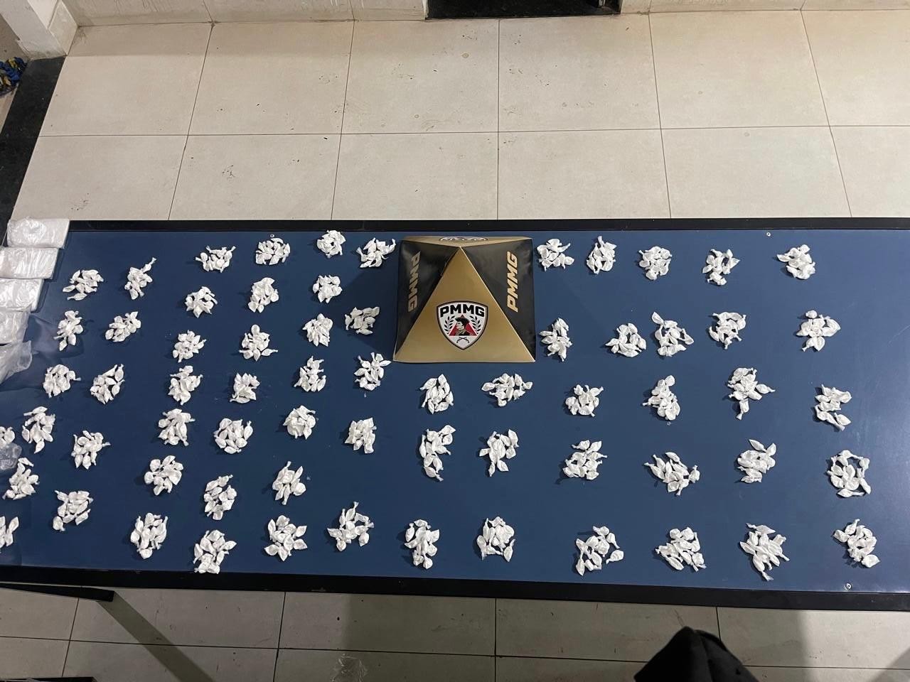 Motociclista tenta fugir da PM, abandona mochila com mais de 600 papelotes de cocaína e é preso em Montes Claros