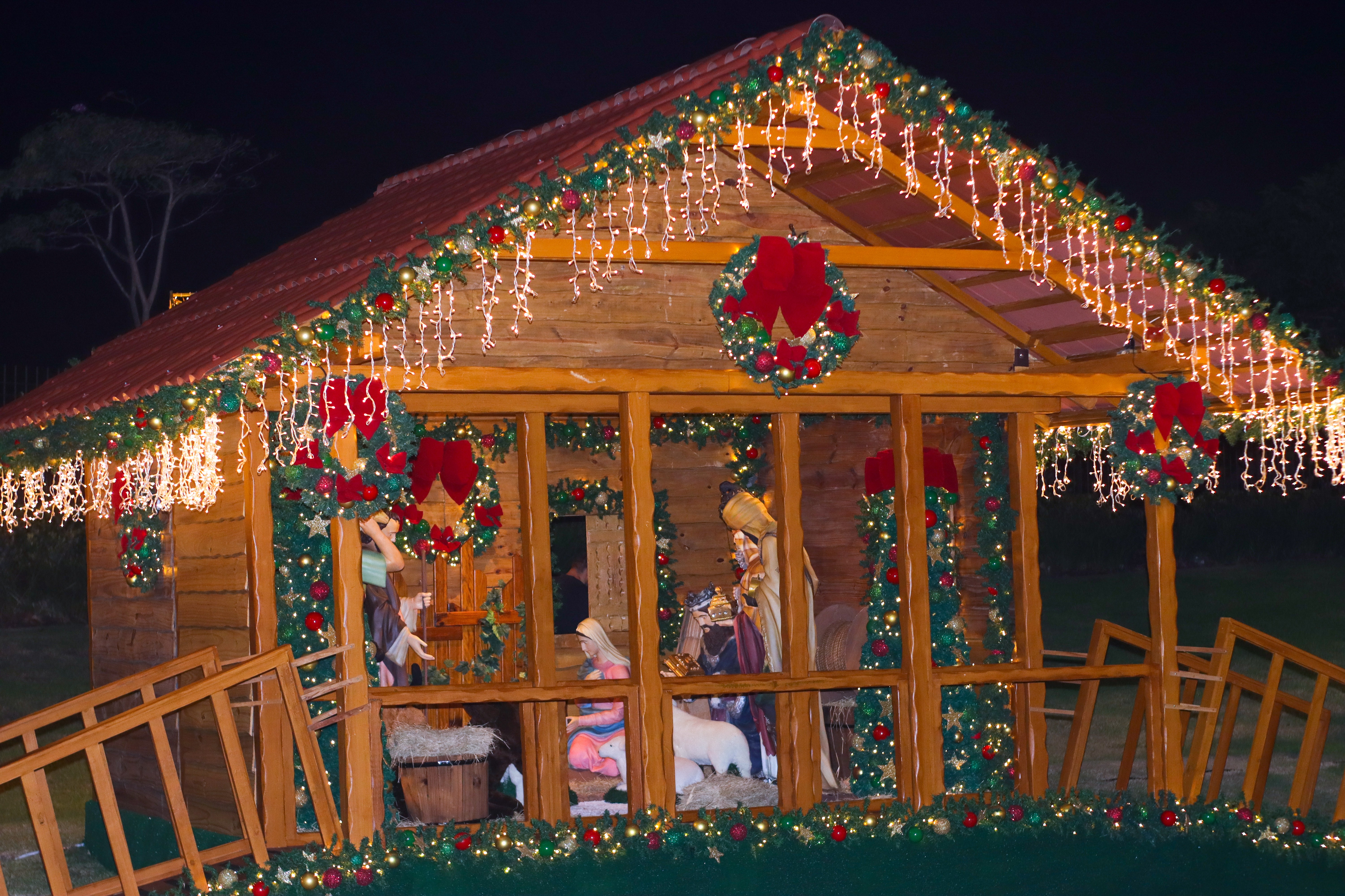 Árvore de natal de 12 metros e mais de 20 mil luzes: conheça a Vilazinha de Belém, atração gratuita em Fortaleza