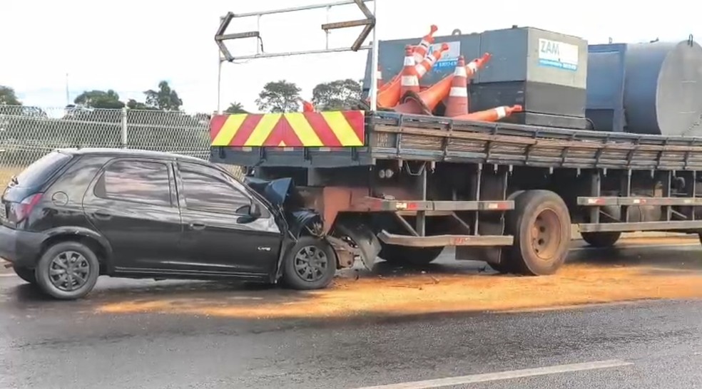 Carro fica completamente destruído ao bater na traseira de caminhão em Franca, SP — Foto: Kaíque Castro/EPTV