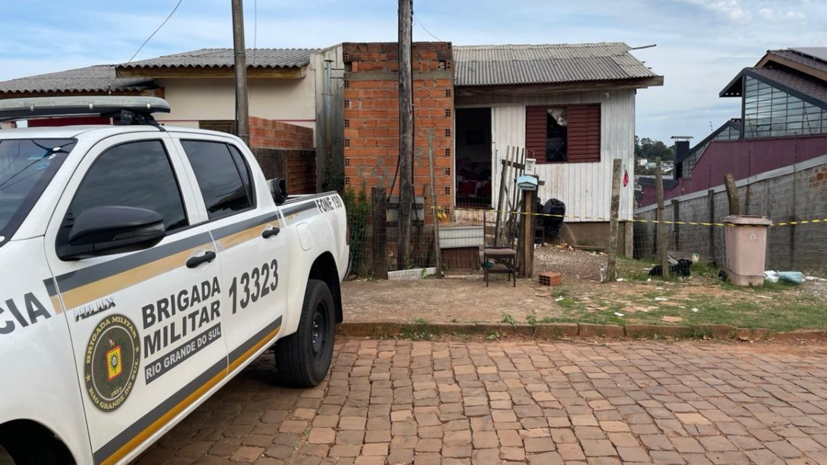 Homem é morto e mulher baleada dentro de casa em Passo Fundo; suspeitos se passaram por policiais
