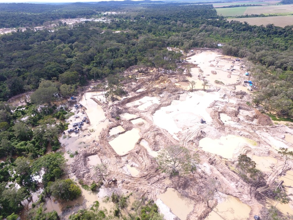 Imagem aérea mostra degradação causada por garimpeiros — Foto: PF