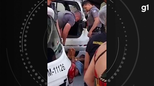 Homem negro tem mãos e pés amarrados por PMs ao ser preso em SP; Ouvidoria repudia abordagem e corporação apura