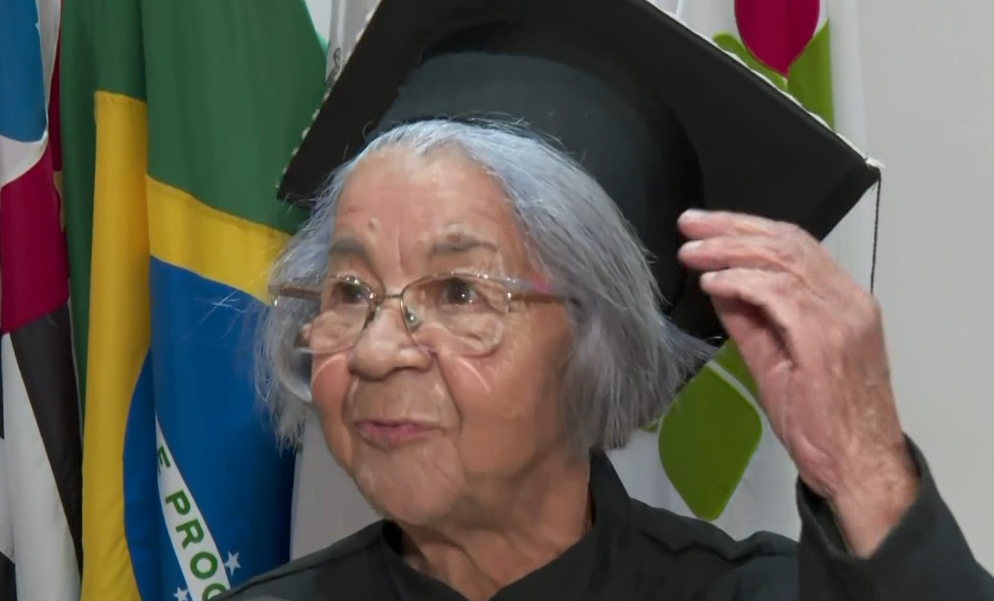 Aos 83 anos, idosa se forma na EJA e  sonha em fazer faculdade no interior de SP: 'bola para frente'
