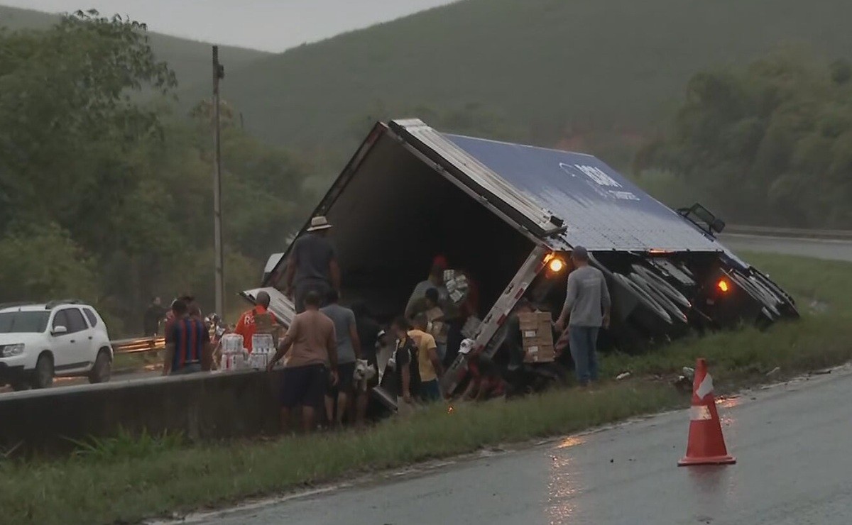 Caminhão tomba na BR-101 e carga de leite e laticínios é saqueada; VÍDEO