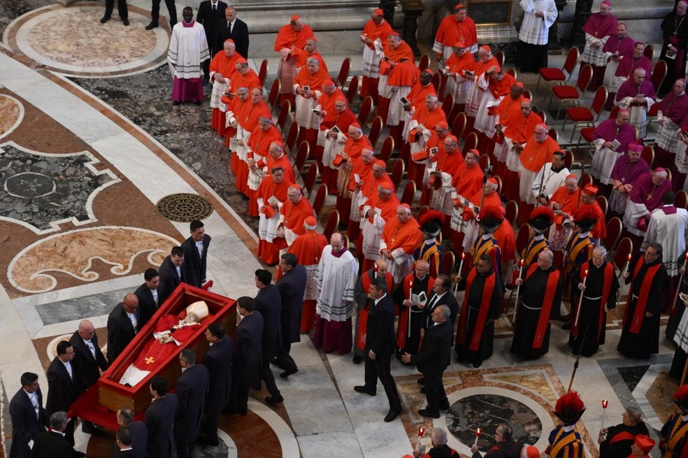 Velório do papa Francisco na Basílica de São Pedro, no Vaticano — Foto: Alessandro Di Meo / POOL / AFP