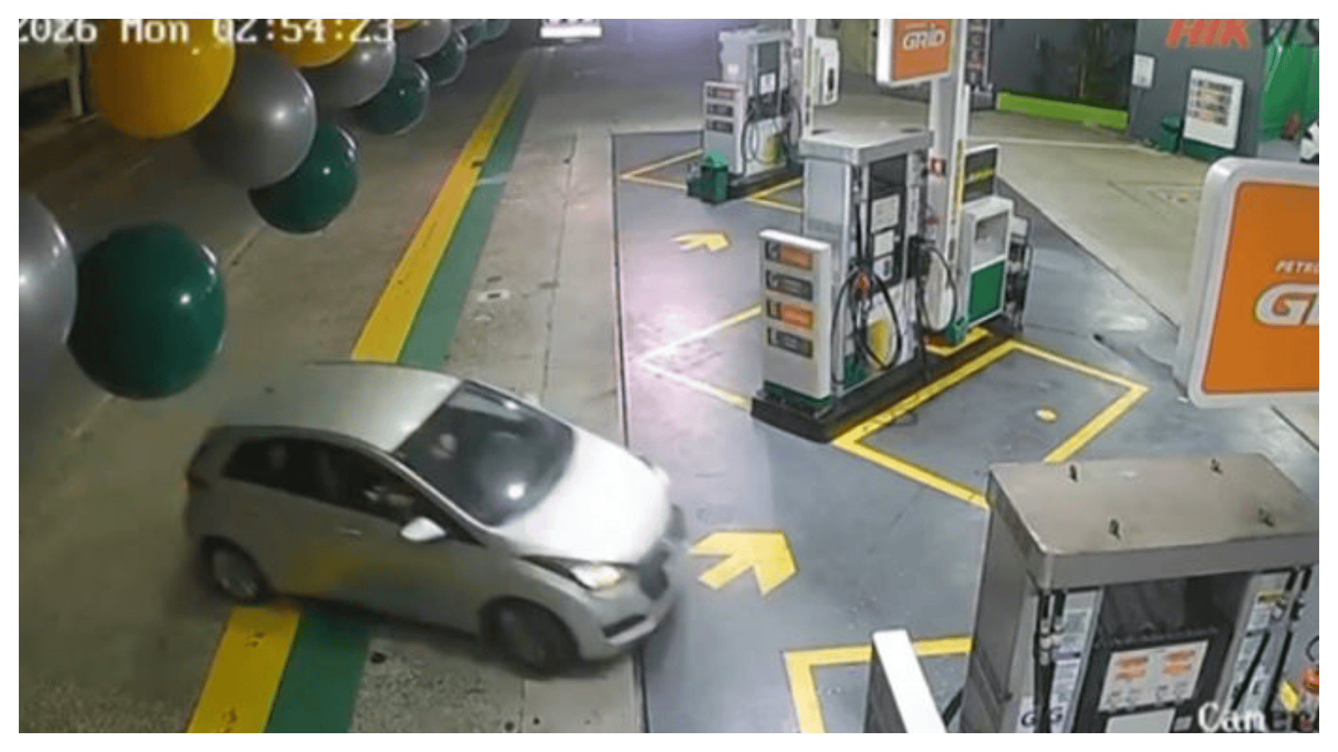 VÍDEO: Carro desgovernado invade posto, bate e derruba bomba de combustíveis