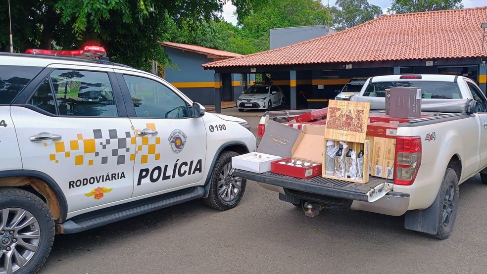 Foram apreendidas 480 garrafas de vinho importado na ocorrência em Assis — Foto: Polícia Rodoviária/ Divulgação