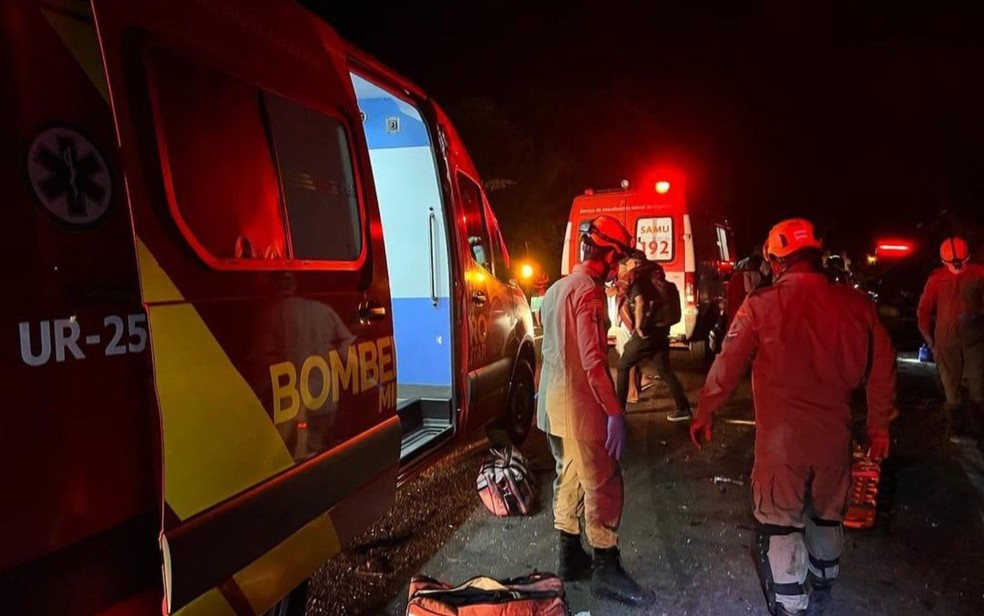 Acidente entre ônibus e carreta deixa mortos e feridos G0-164, entre Nova Crixás e Mundo Novo — Foto: Reprodução/TV Anhanguera