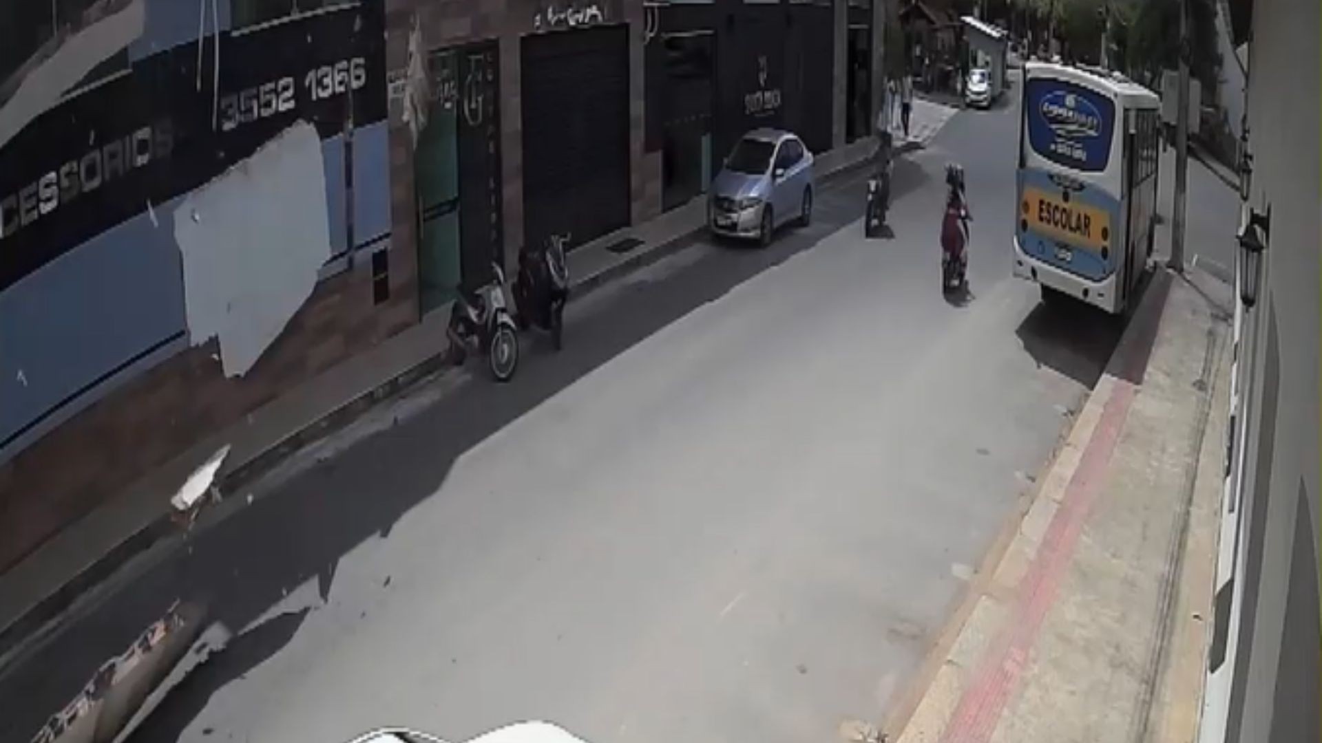 VÍDEO: parede de prédio desaba e quase atinge motociclistas no Sul do ES