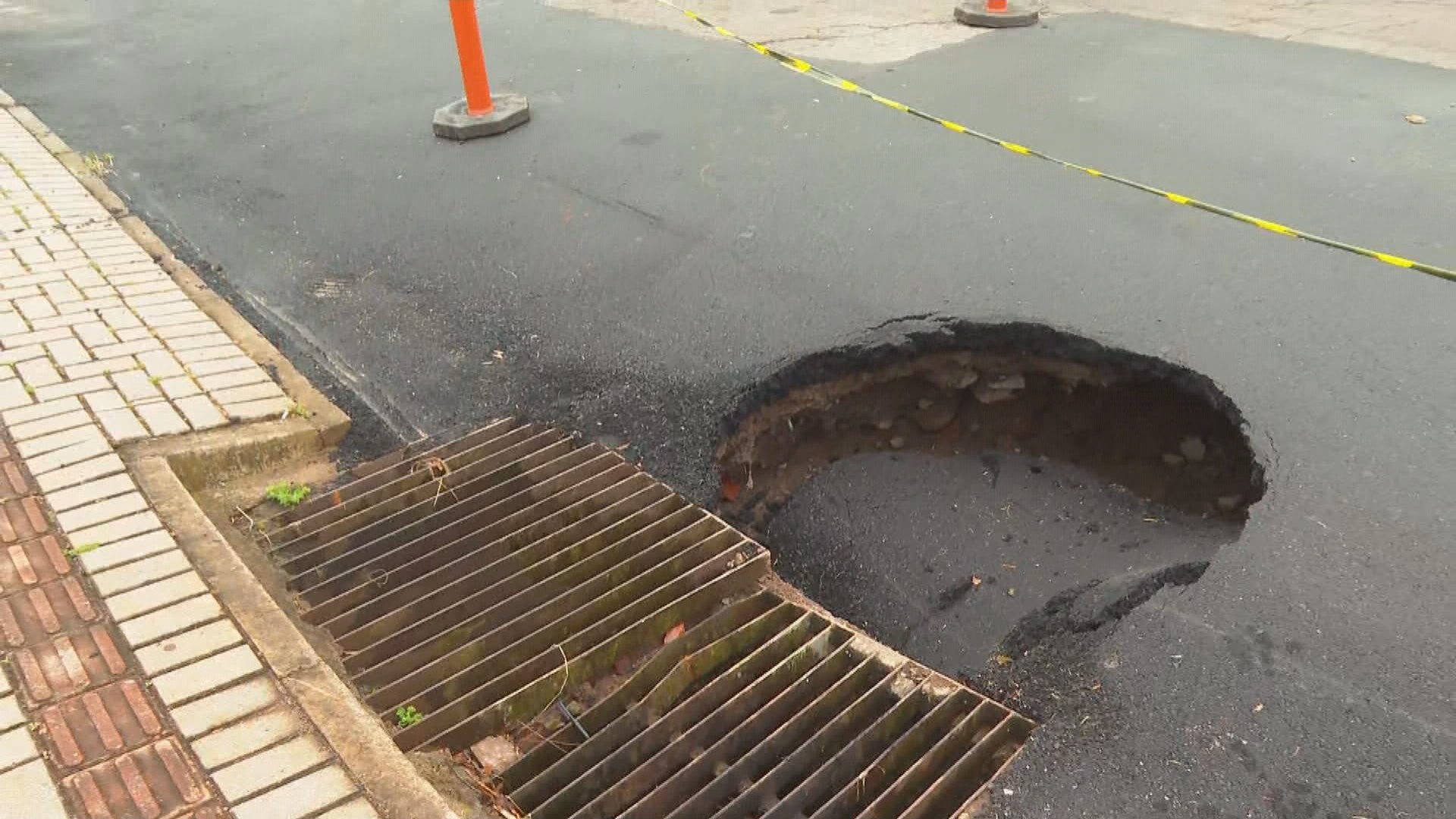 Buraco se abre em rua de Passo Fundo pela 2ª vez em uma semana; na 1ª vez, motorista ficou ferido