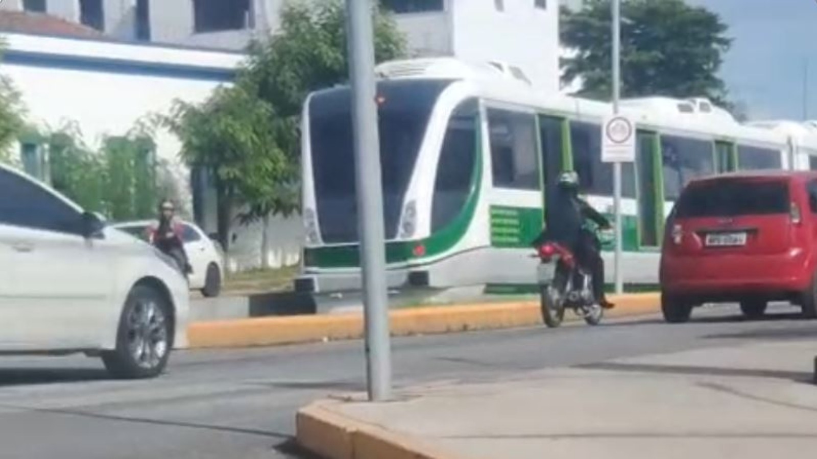 Entregador morre atropelado por VLT em Sobral