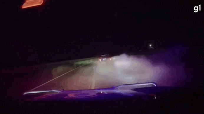 VÍDEO: motorista usa fumaça para tentar despistar PRF, perde controle de caminhonete e acaba preso com droga no Paraná