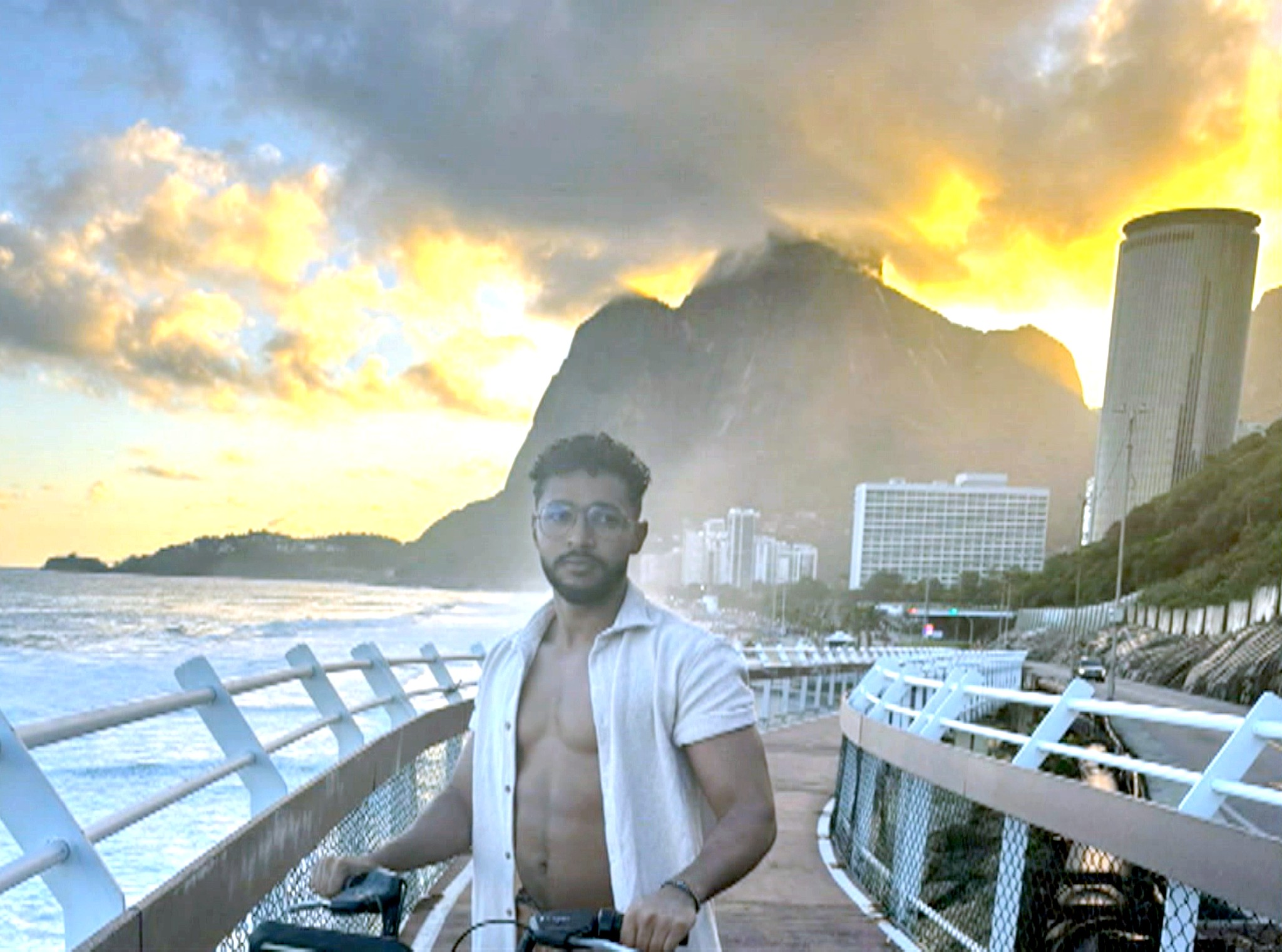 Arquiteto que veio para o show da Lady Gaga some ao entrar no mar em Ipanema