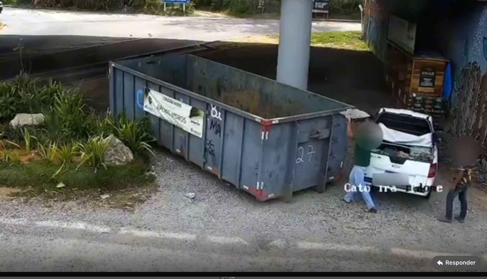 Câmeras flagram descarte irregular de concreto em caçamba exclusiva para vidro em Itaipava