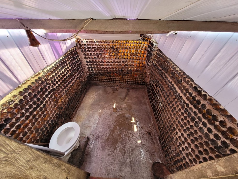 Foram construídas mais de 13 mil garrafas na construção de banheiro — Foto: Mazinho Rogério/Rede Amazônica Acre