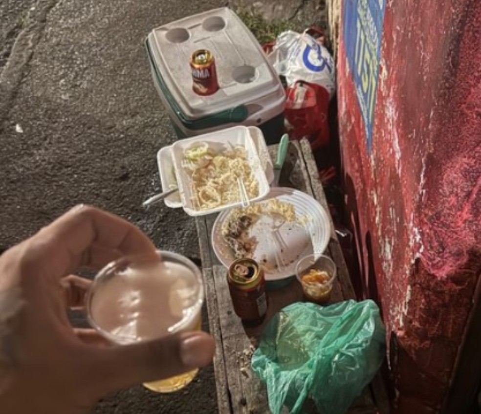 Rolê de Leo Santana no Boa Vista do Lobato teve churrasquinho e cerveja — Foto: Redes sociais