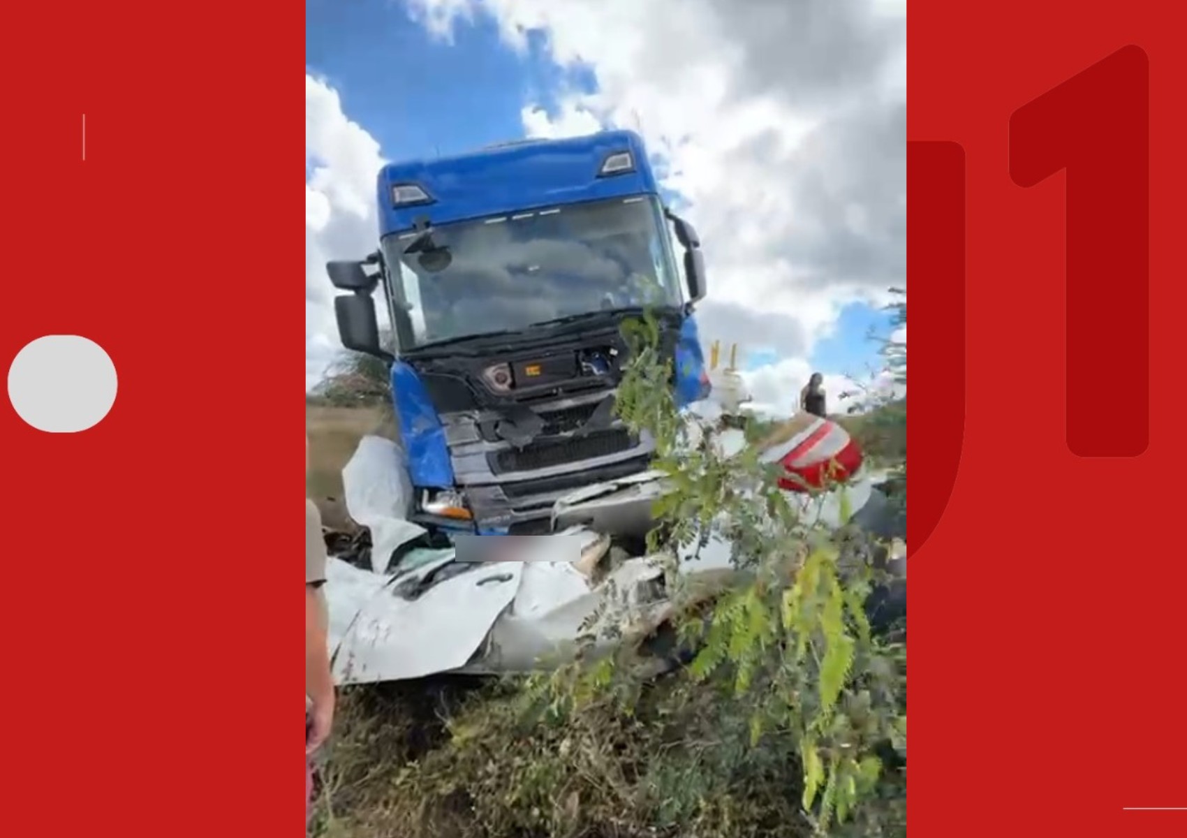 Homem morre após carro bater de frente com carreta na Bahia; veículo ficou destruído 