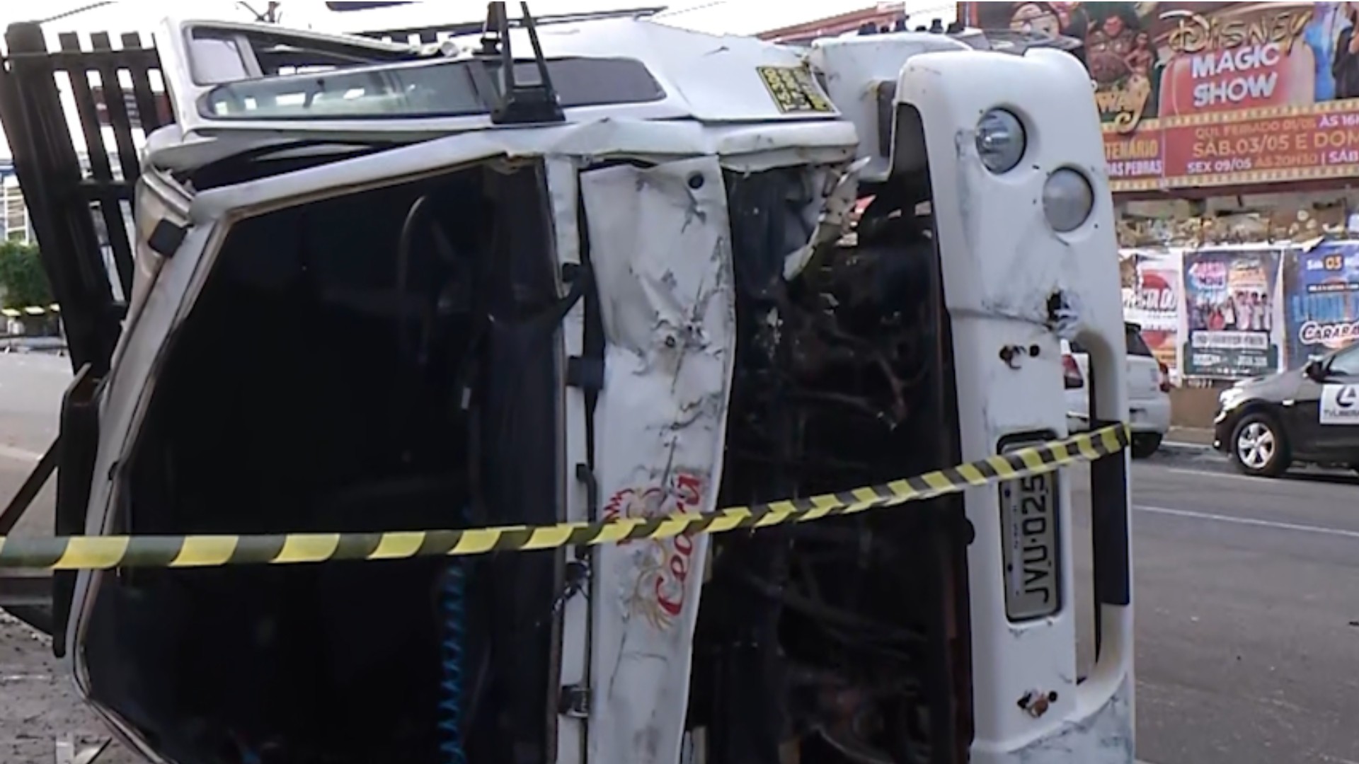 Caminhão tomba após colidir com carro na rua dos Mundurucus em Belém
