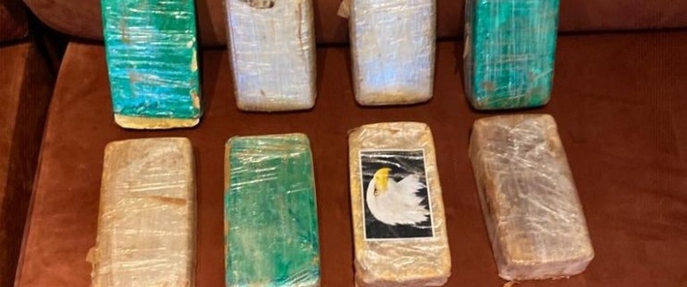 Polícia apreendeu bagagem contendo oito tabletes de uma substância similar à pasta base de cocaína em hotel de luxo em São Luís — Foto: Divulgação/Polícia Militar