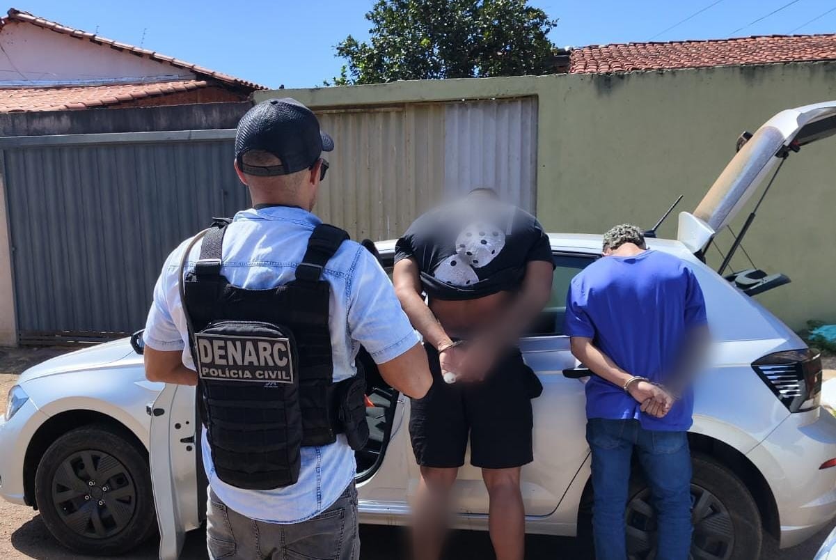 Dupla é presa em casa conhecida da polícia por tráfico de drogas