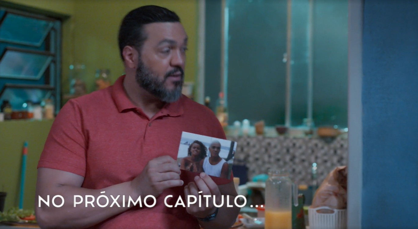 Foto antiga de Belo e Viviane chama a atenção em cena de ‘Três Graças’; saiba origem do clique 