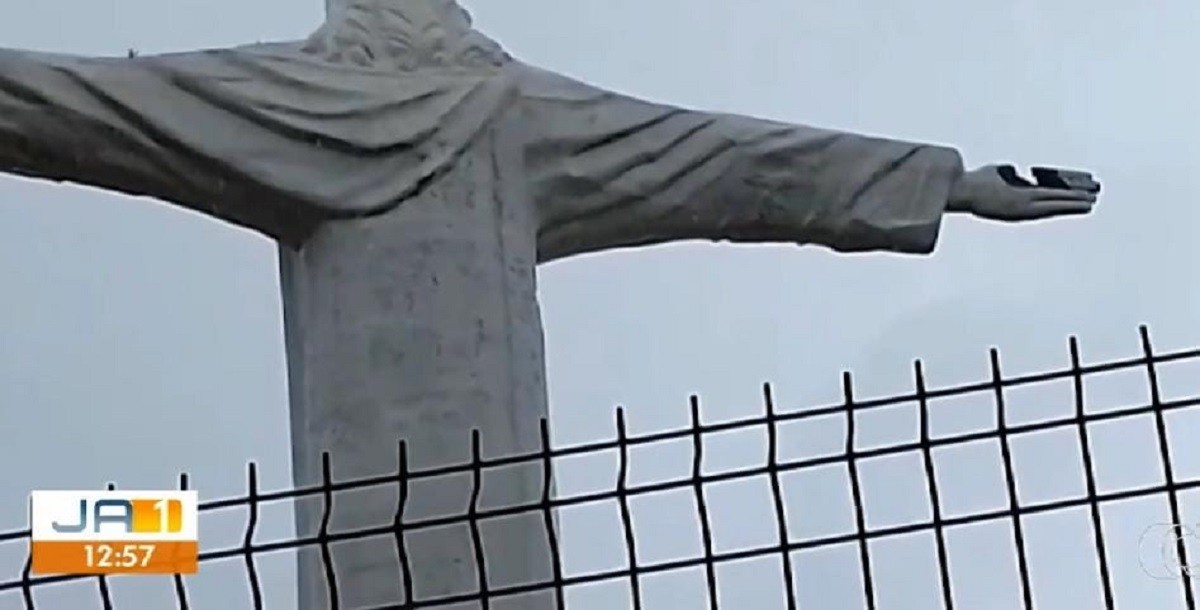 Raio quebra mão do Cristo Redentor no Tocantins durante temporal; VÍDEO