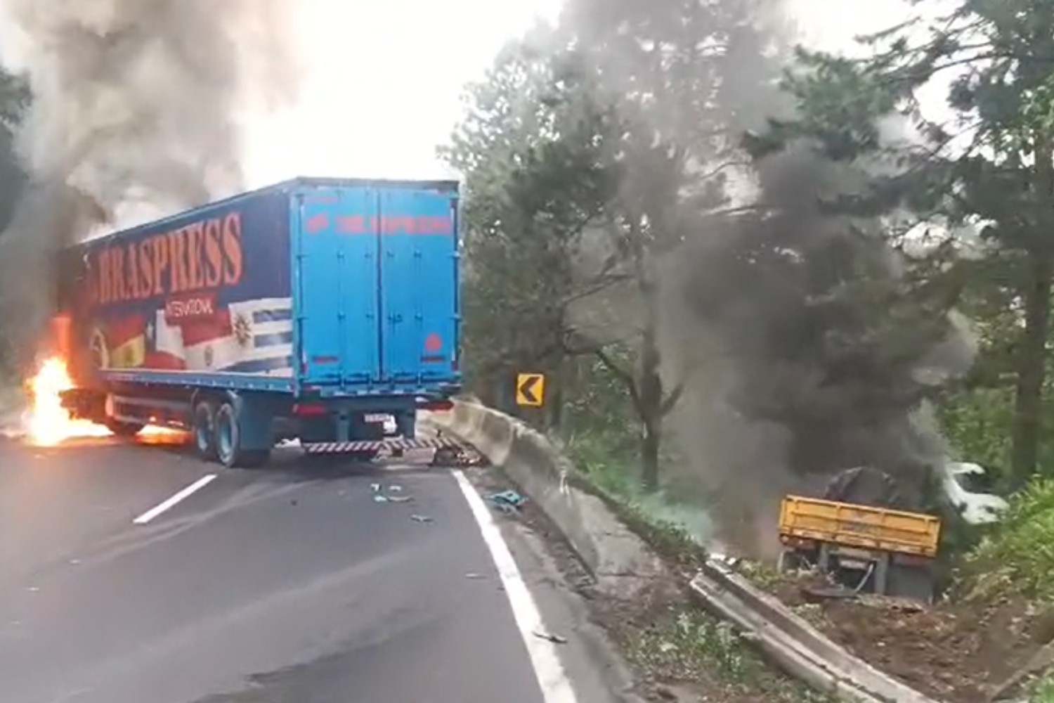 Acidente entre duas carretas interdita totalmente a BR-116, na Grande Curitiba
