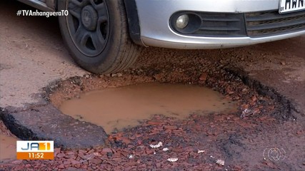 Rua é tomada por crateras em frente à escola em Palmas
