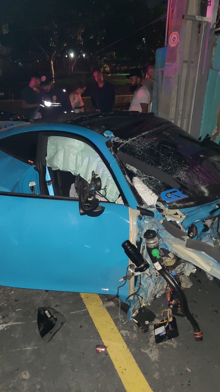 Motorista perde controle de carro de luxo e derruba poste em avenida de Jundiaí