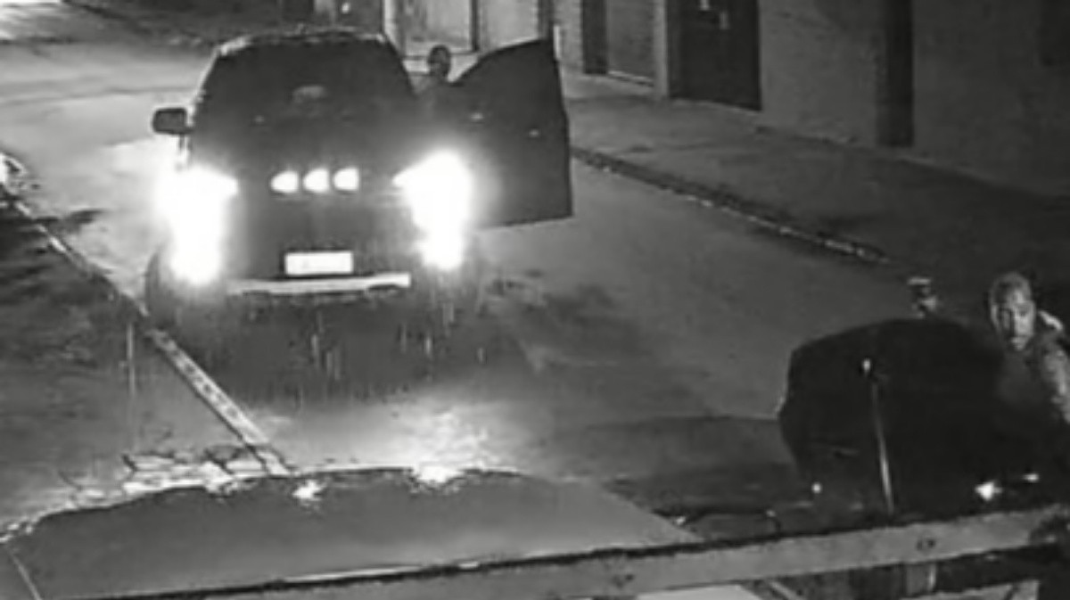 Vídeo mostra desespero do pai ao sair do carro após filha ser baleada em tentativa de assalto no RJ