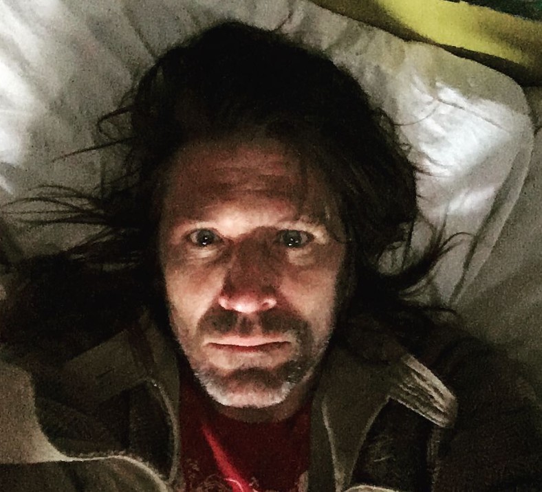 Evan Dando é internado após enviar vídeos íntimos a fã e esposa se pronuncia: 'Não defendo'