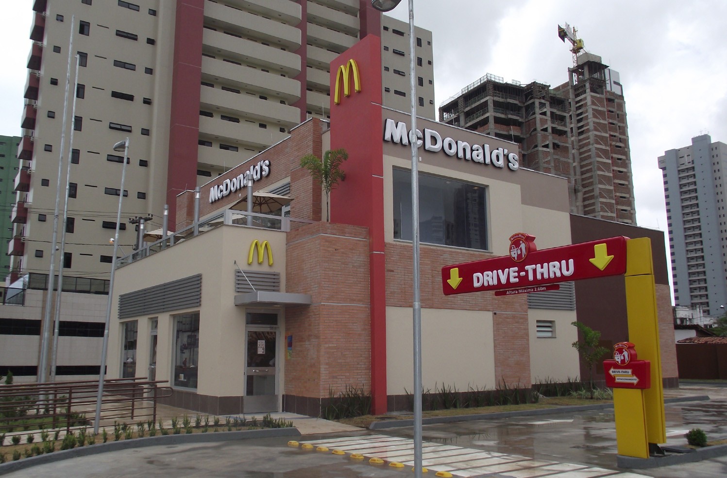Rede de fast food abre mais de 30 vagas de emprego em João Pessoa e Campina Grande 
