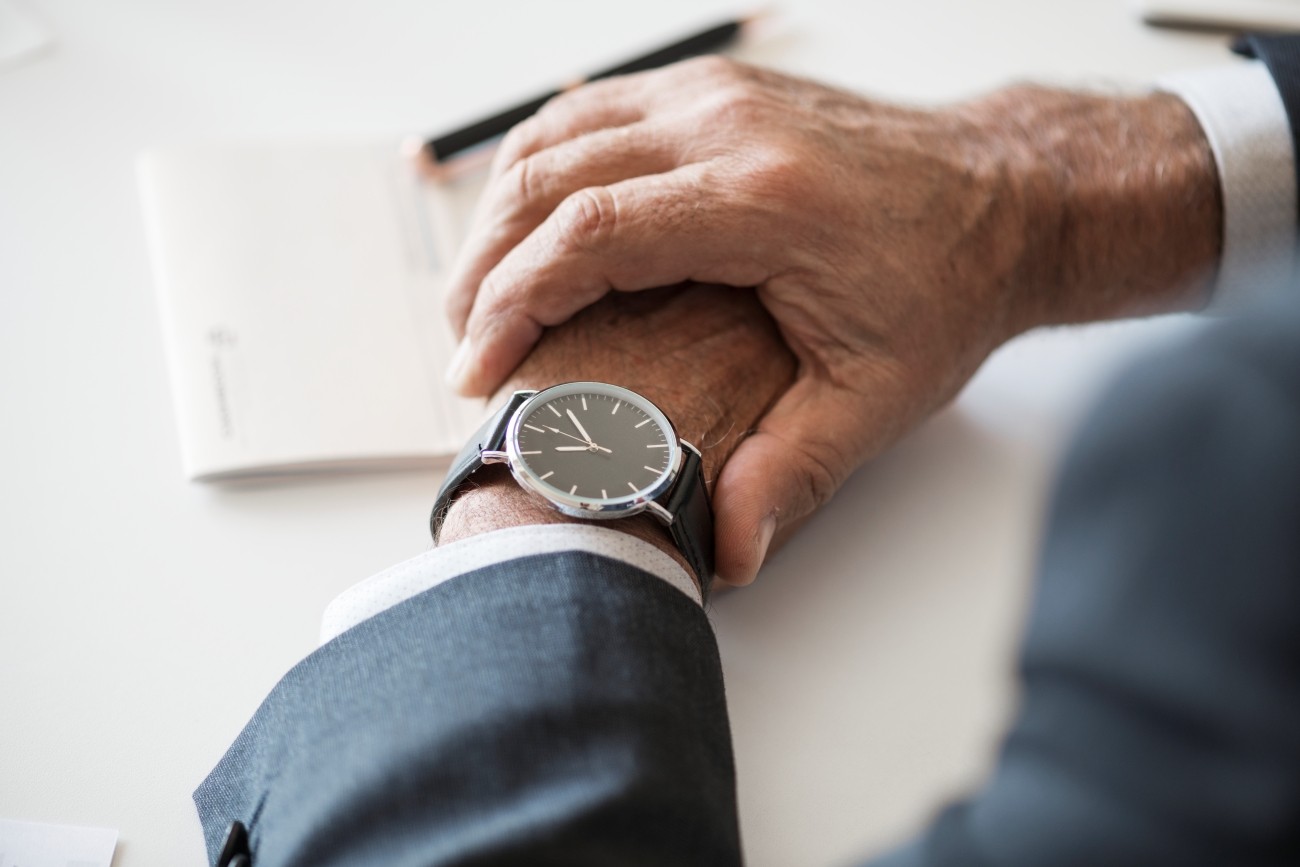 Justa causa por trabalhar 4 minutos a mais: quando fazer hora extra pode virar motivo de demissão?