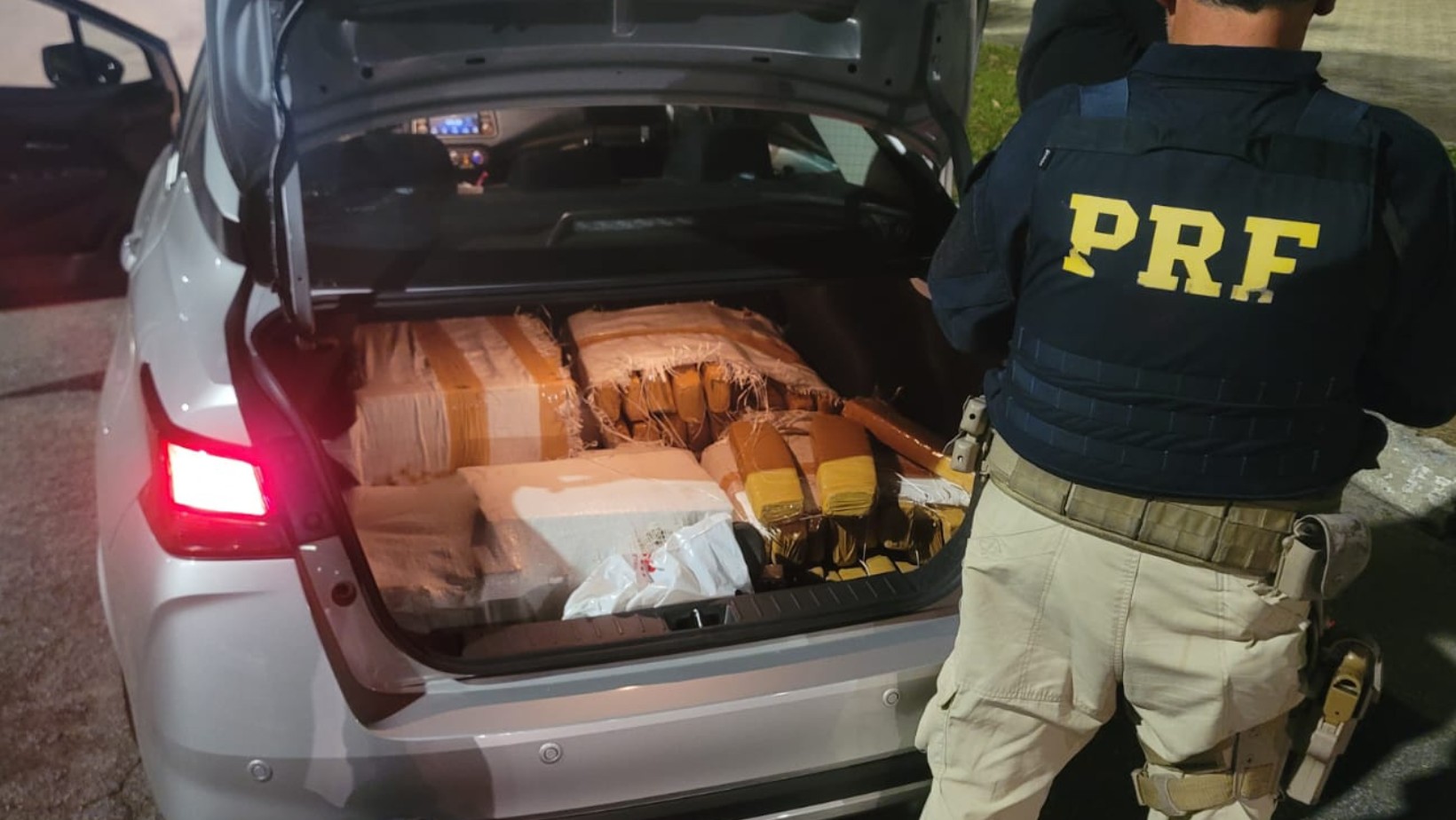 Casal é preso com 149 kg de maconha escondidos no porta-malas de carro na Dutra, em Lavrinhas