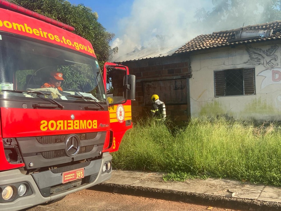 Bombeiros fizeram o rescaldo após o combate às chamas — Foto: Divulgação/Bombeiros