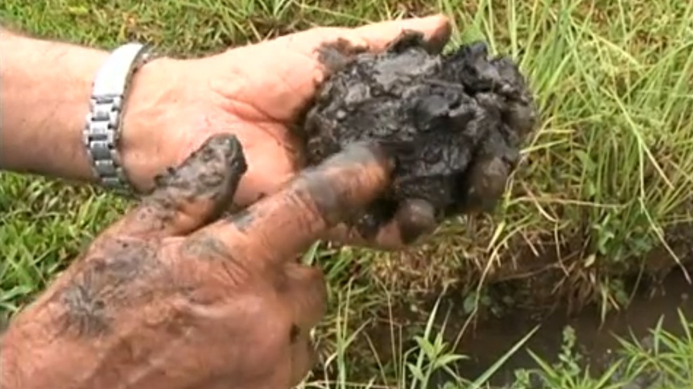 Em 2012, reportagem foi até a propriedade. Terra grudenta e escura estava entre fatores que levantaram suspeita da família — Foto: Dilson Rodrigues