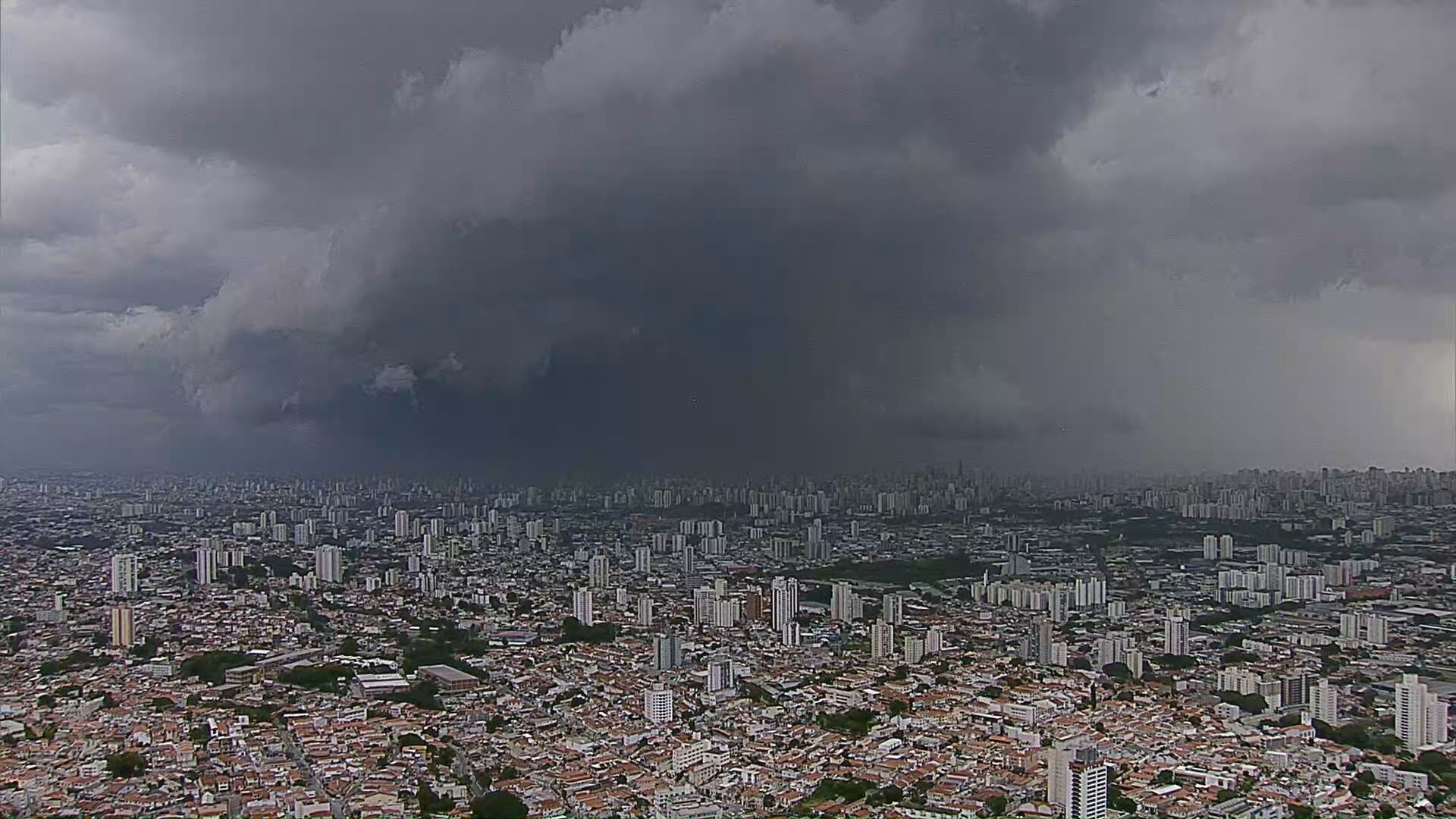 Chuva forte com ventania e queda de granizo deixa parte da cidade de SP em atenção para alagamentos; 479 mil imóveis estão sem luz