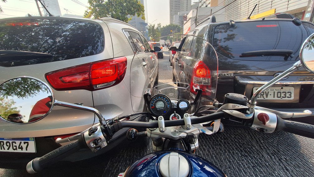 Devido à largura, é preciso paciência para passar entre os carros — Foto: g1 | Vinicius Montoia