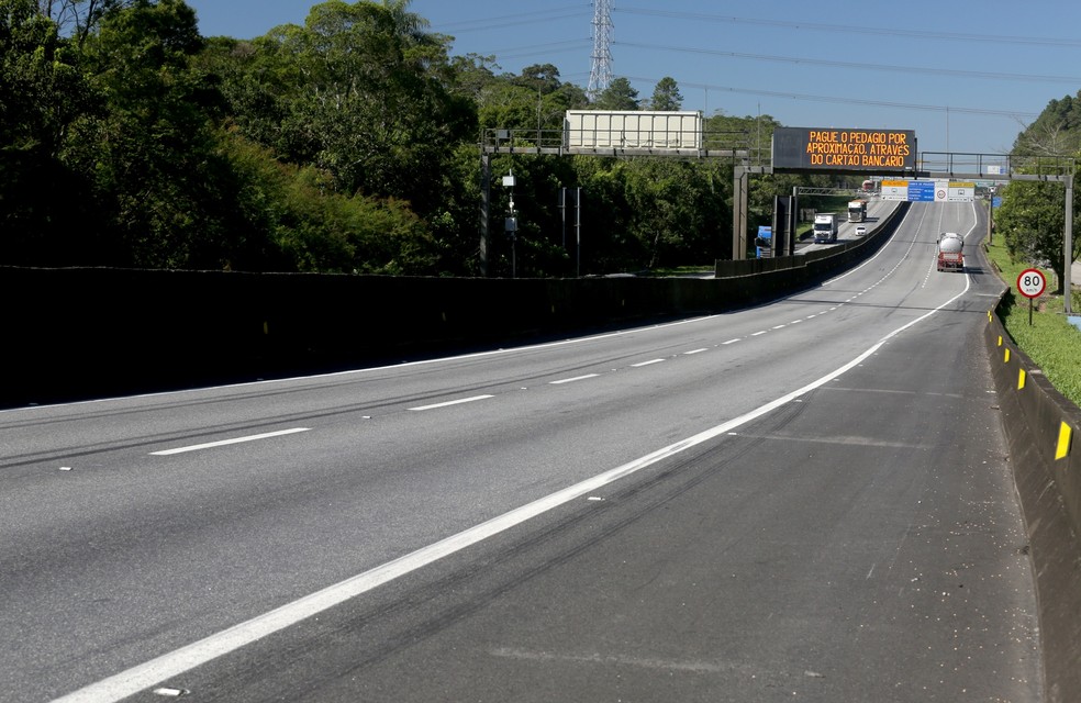 Trecho da Via Anchieta (SP-150) foi contemplado com revitalização de pavimento — Foto: Ecovias
