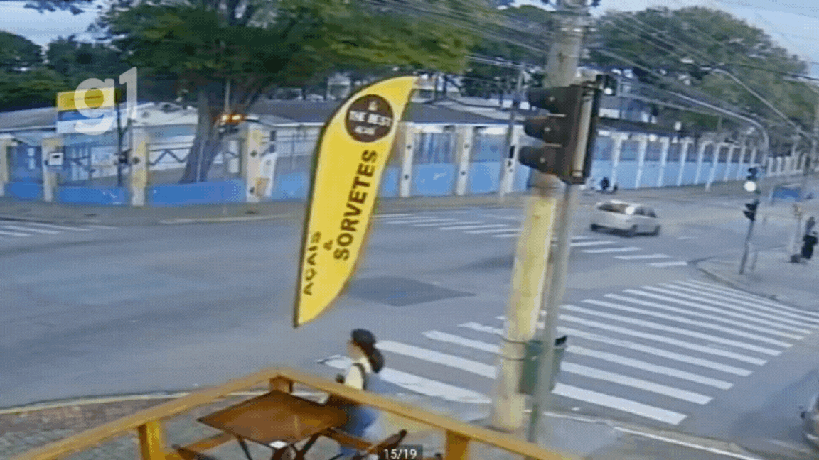 VÍDEO mostra momento em que árvore de grande porte cai e atinge carro, em São José dos Campos