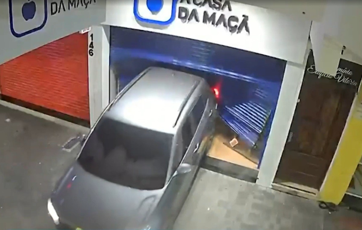 Criminosos usam carro para destruir portas e furtar lojas de eletrônicos em Teresópolis