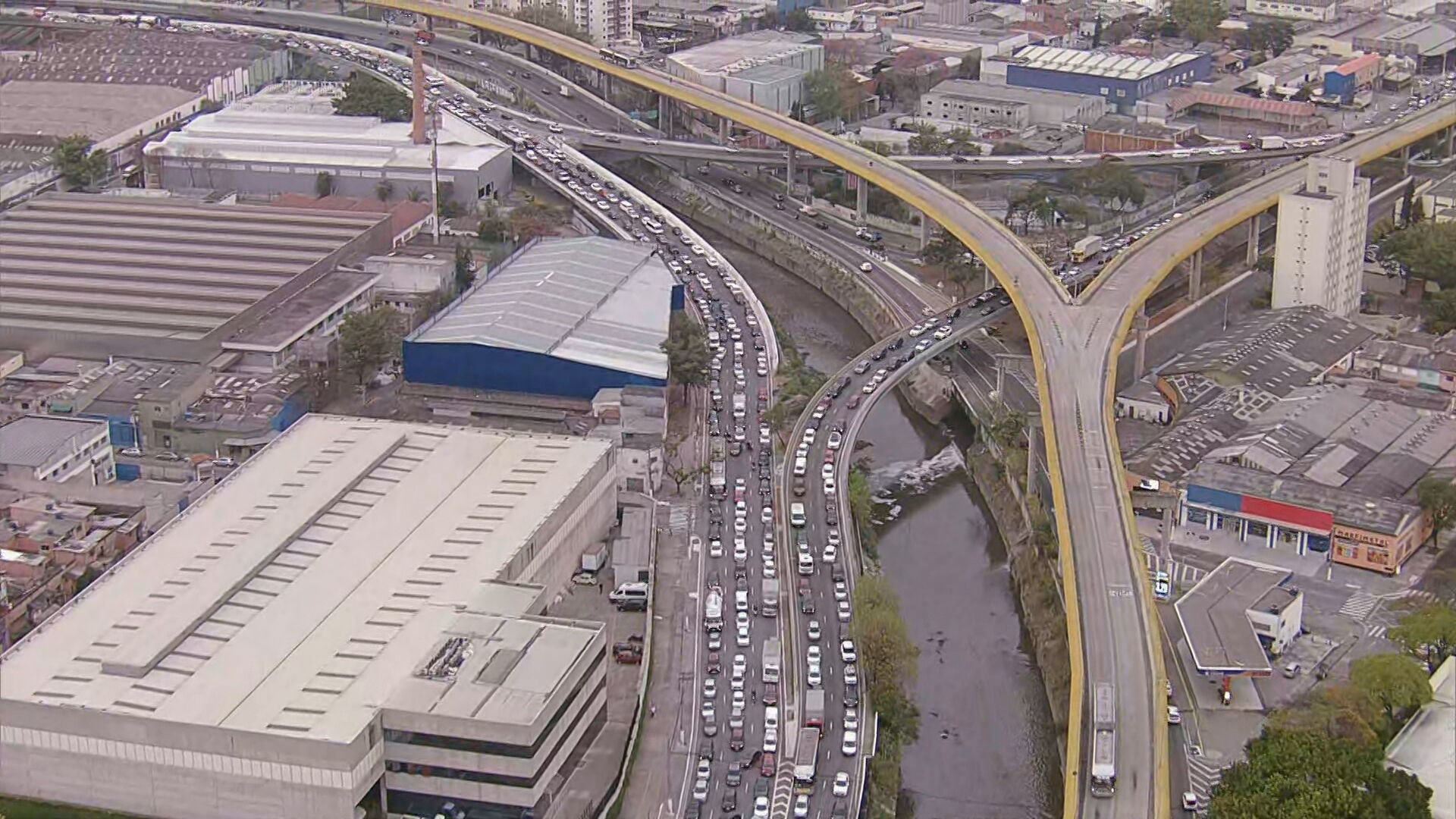 VÍDEO: Colisão de seis carros, caminhão e moto bloqueia parte da Avenida do Estado, altura do Ipiranga, Centro de SP