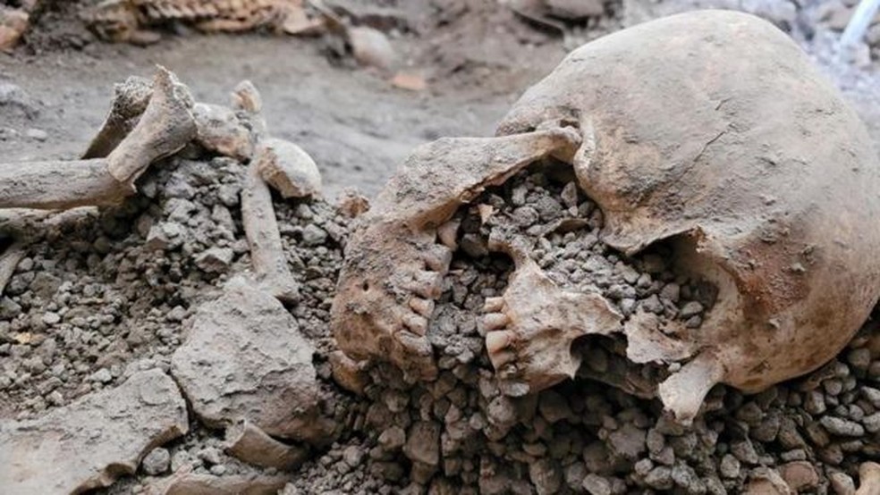 Acredita-se que os esqueletos pertenciam a dois homens que tinham pelo menos 55 anos no momento da morte — Foto: MINISTÉRIO DA CULTURA DA ITÁLIA/via BBC