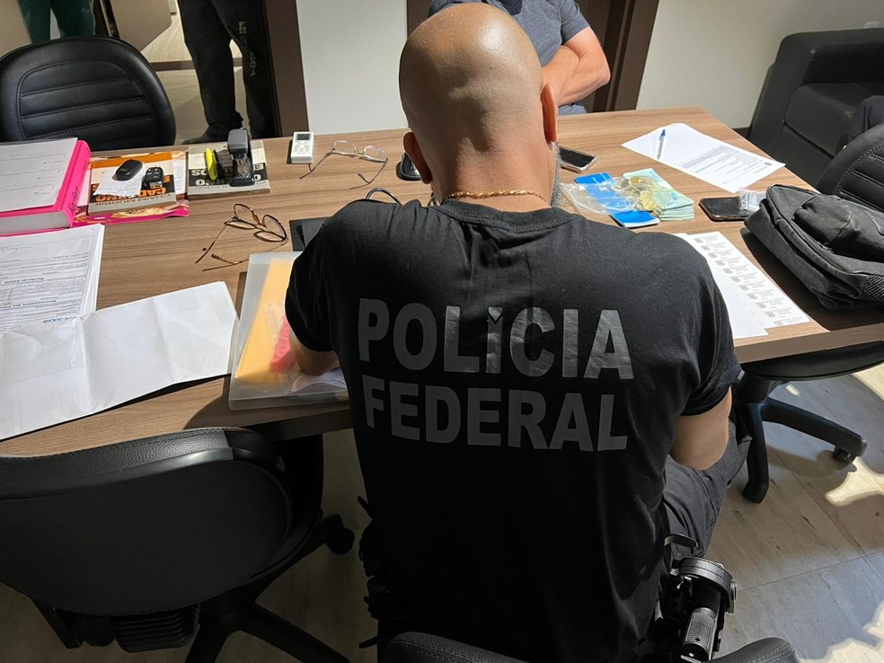 Agente da PF cumprindo mandado da operação Trailhawk — Foto: PF/Divulgação