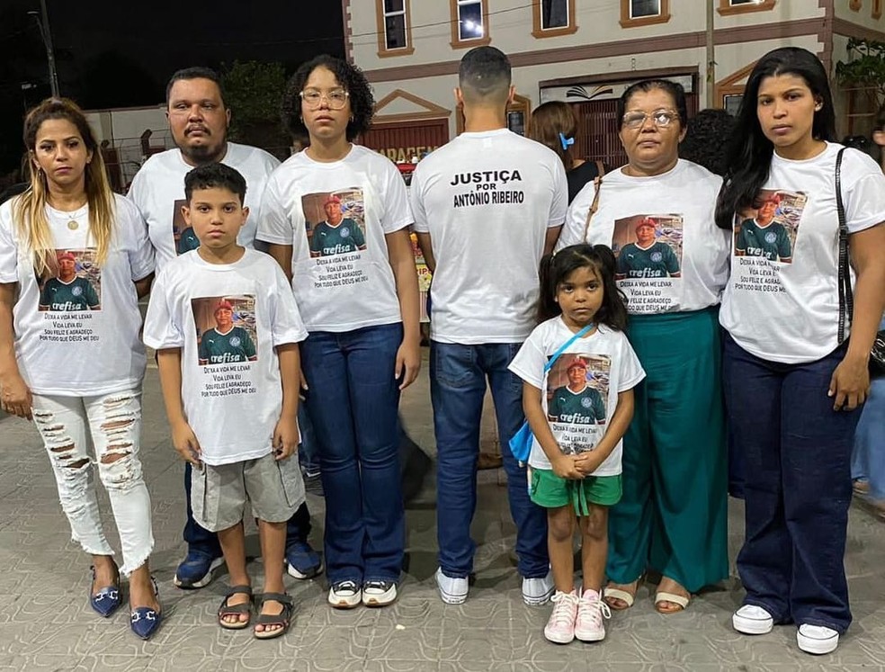 Parentes usaram camisa com pedido de justiça na missa de sétimo dia da morte de servidor público — Foto: Reprodução